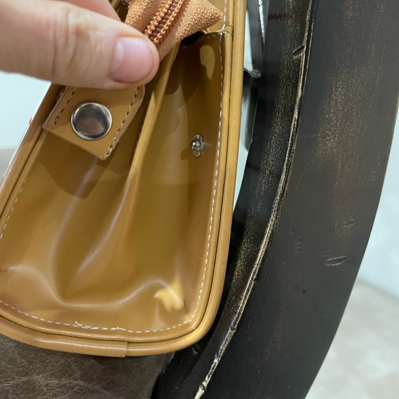 New handbag that looks great with everything. - Picture 6 of 8